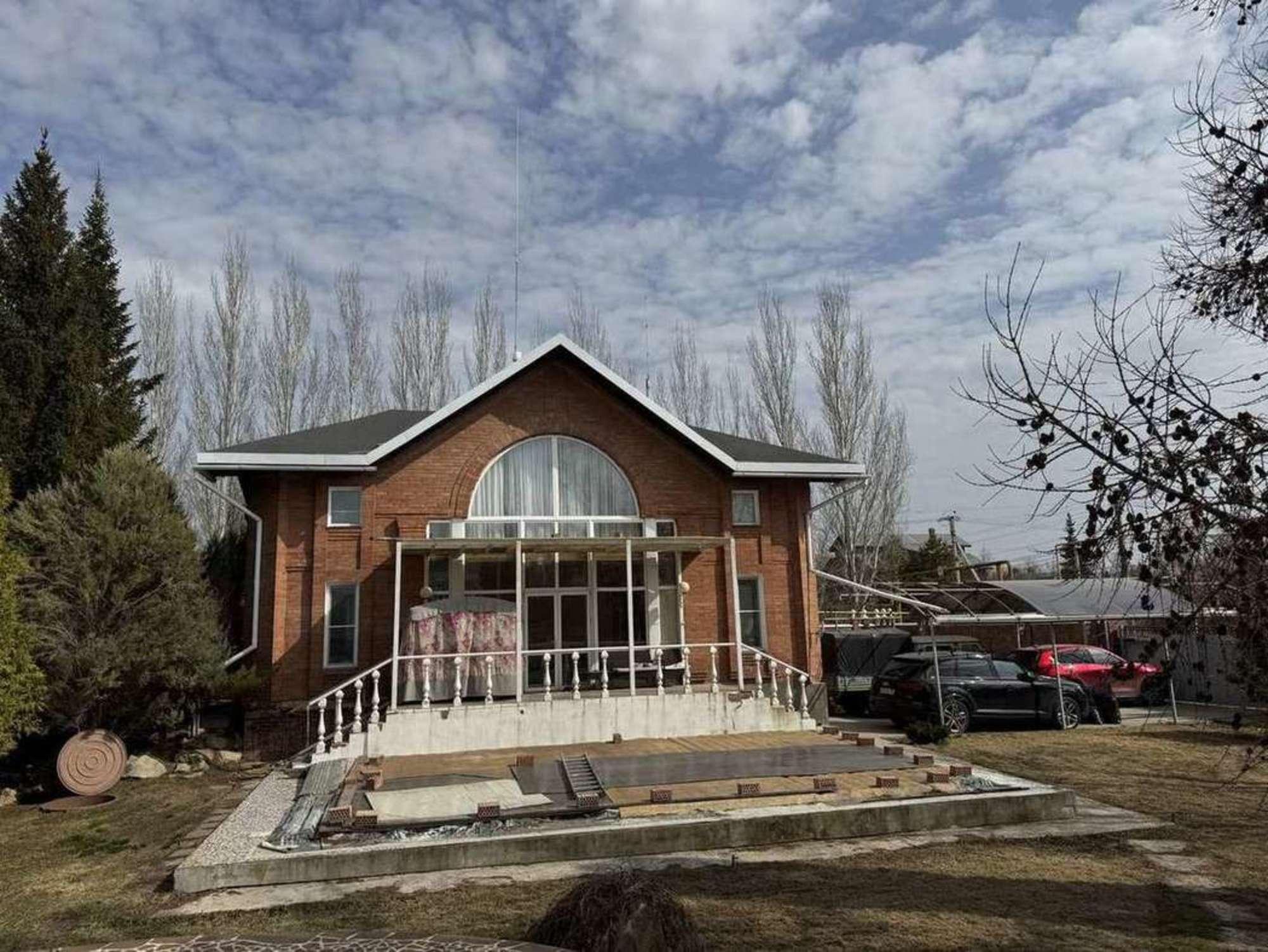 Купить дачу, дом, коттедж за 13 700 000 рублей на Родины улица, 33