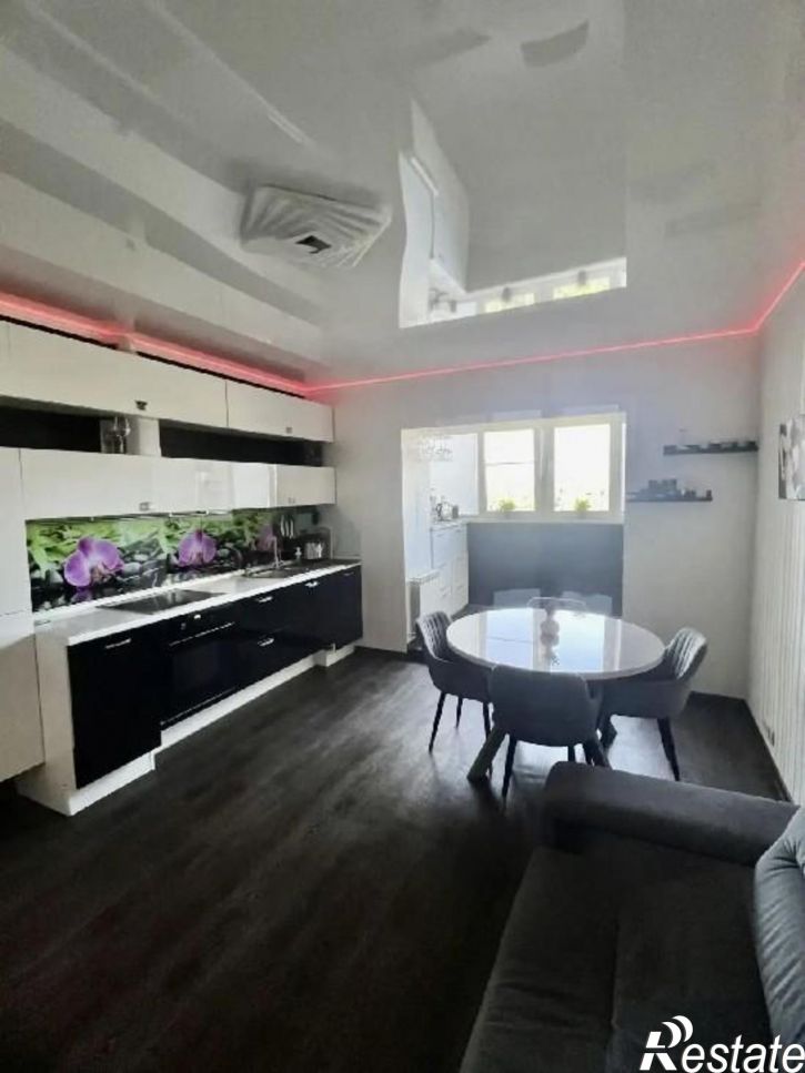 3-комн квартира Полякова, 24