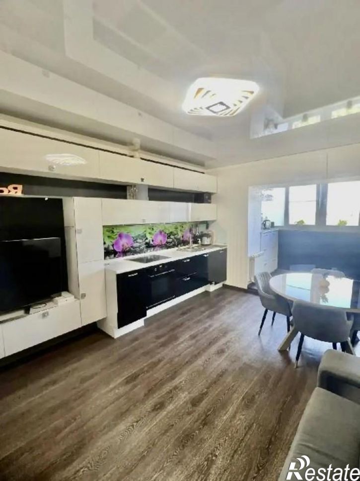 3-комн квартира Полякова, 24