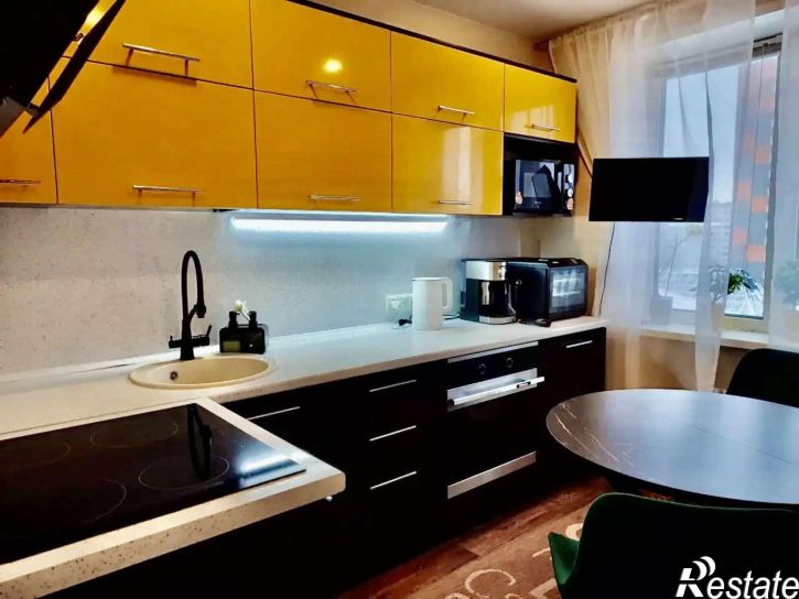 4-комн квартира Автостроителей улица, 24