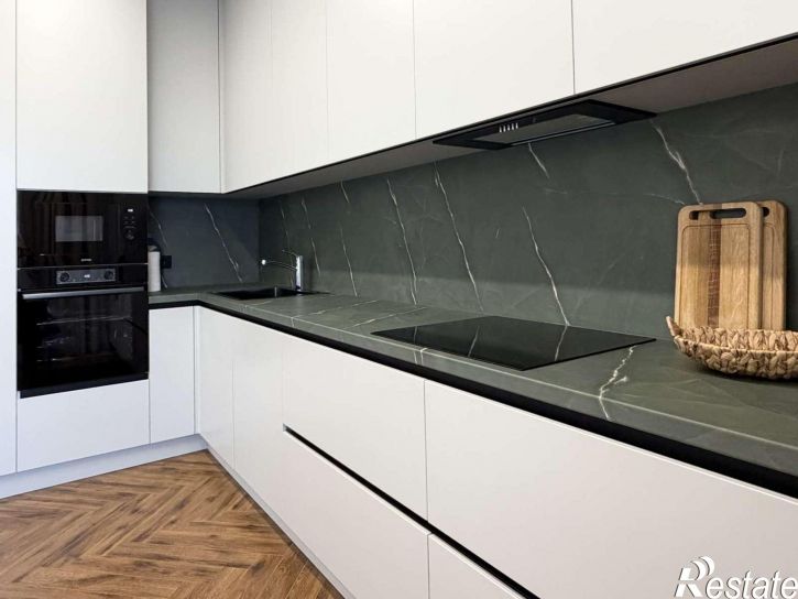 3-комн квартира Спортивная улица, 1М