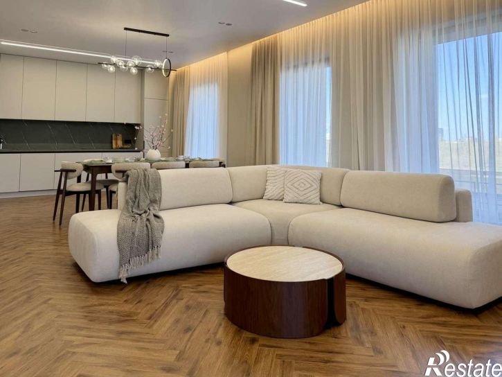 3-комн квартира Спортивная улица, 1М